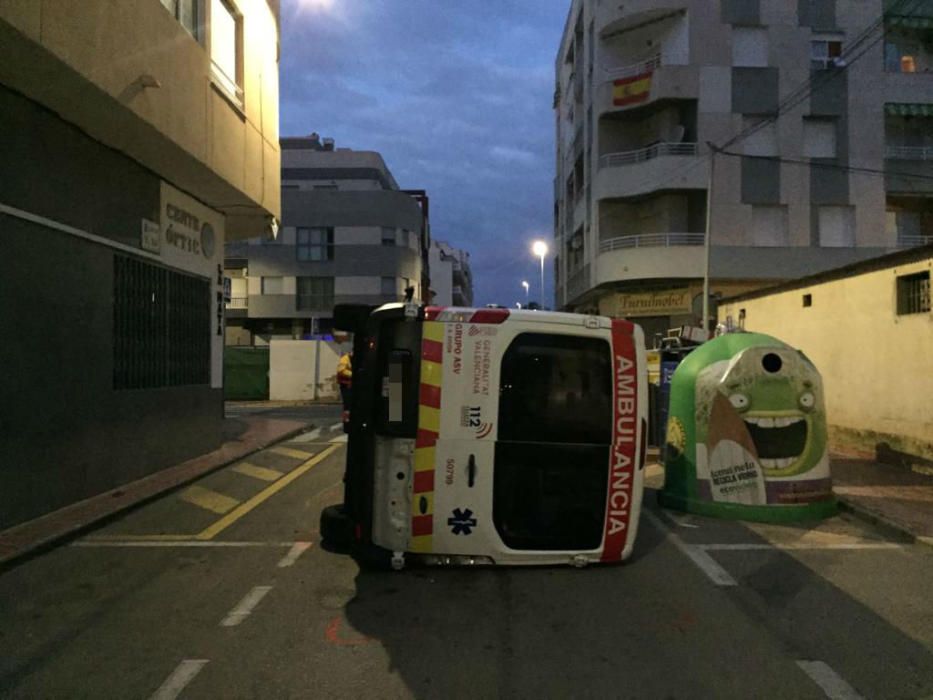 Un ambulancia vuelca en La Mata