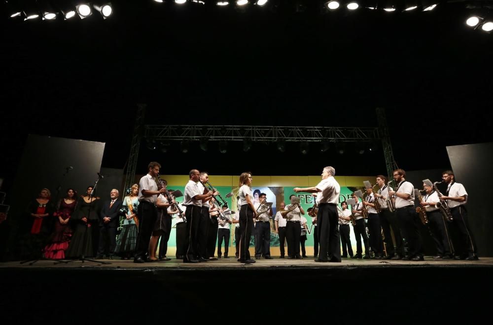 La Feria de Sevillanas 2017 comenzó anoche con una gran afluencia de público, actuaciones flamencas y de sevillanas, gastronomía y casetas, en el recinto portuario de Torrevieja