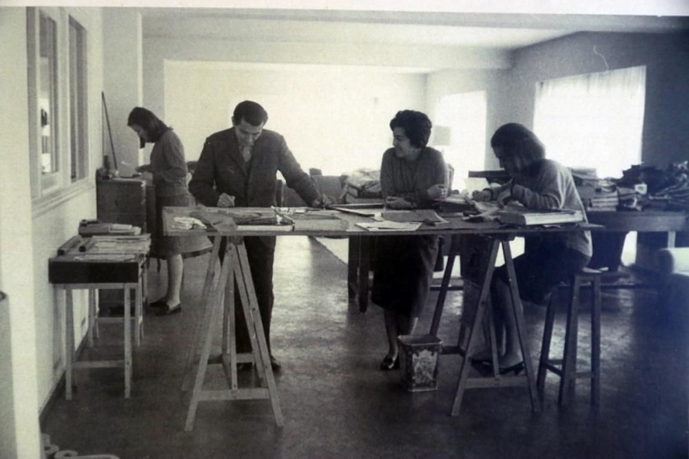 Victoria Bolín, en la mesa de diseño con sus hijas Marta y María y el ebanista Antonio Guevara.