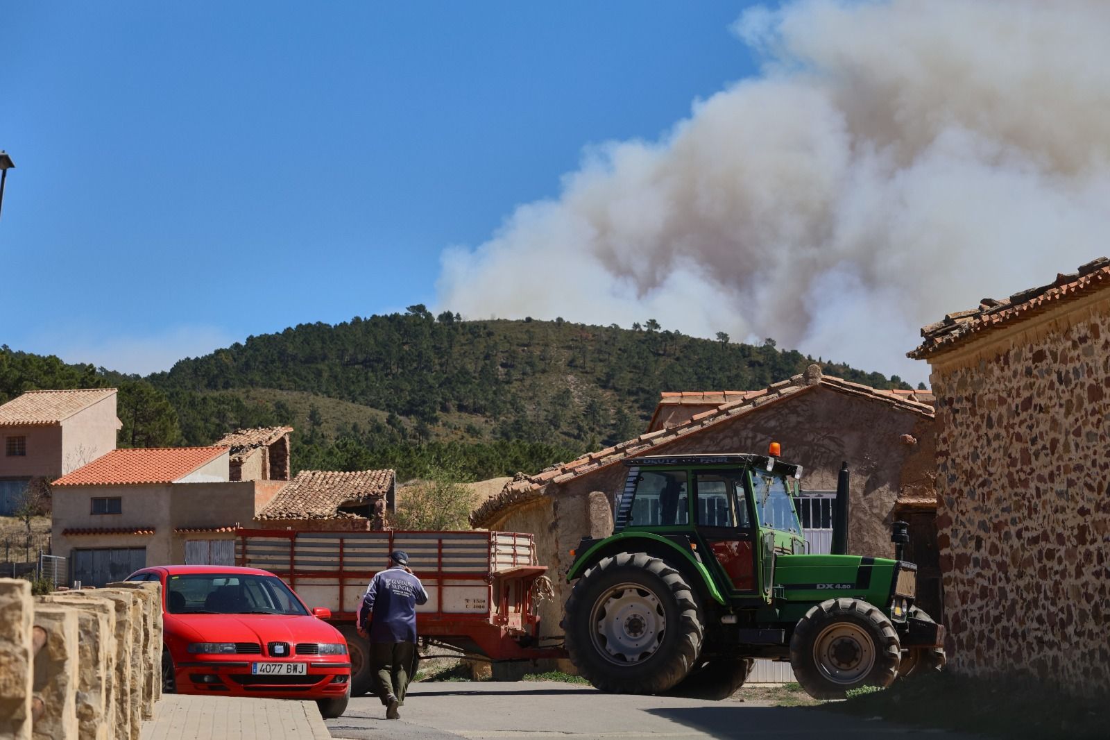 Los vecinos de Pina de Montealgrao observan el incendio con preocupación