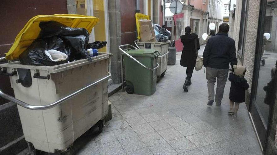 Contenedores de basura inorgánica y orgánica en una calle céntrica.