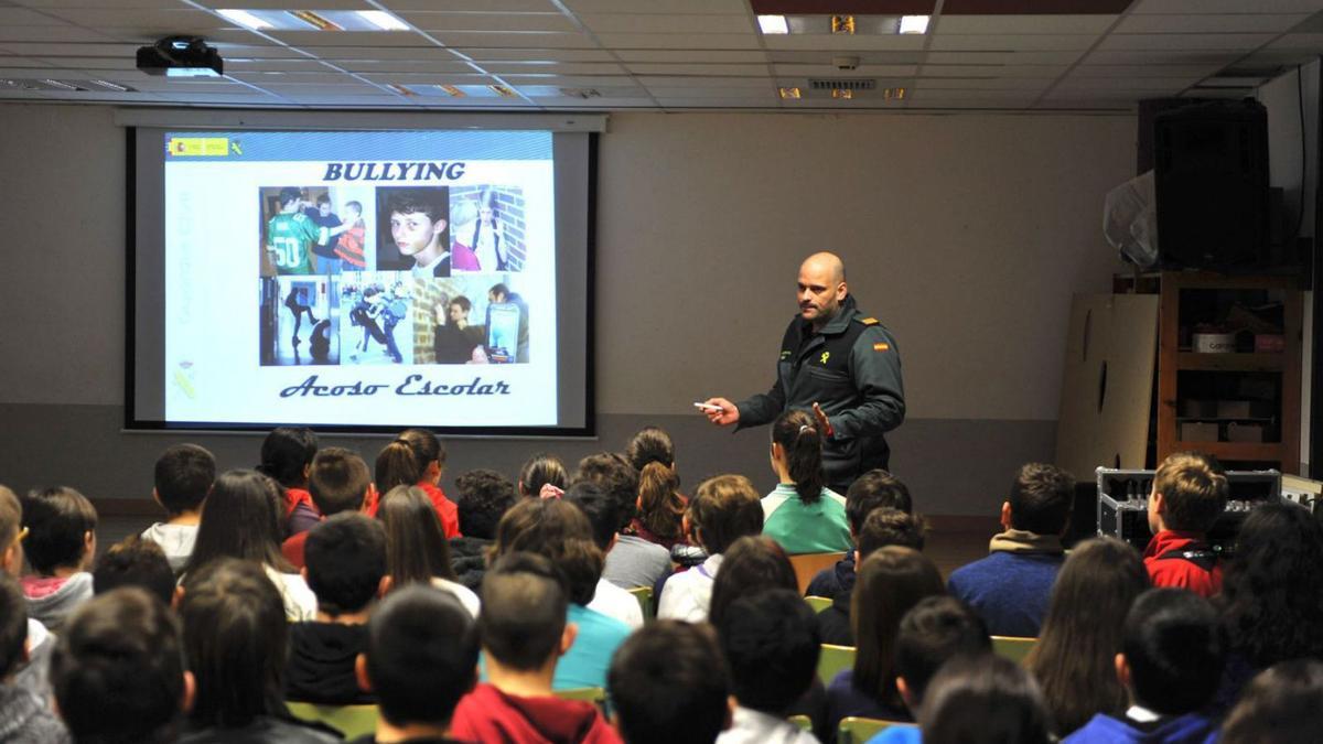 Una charla sobre acoso escolar en un colegio.