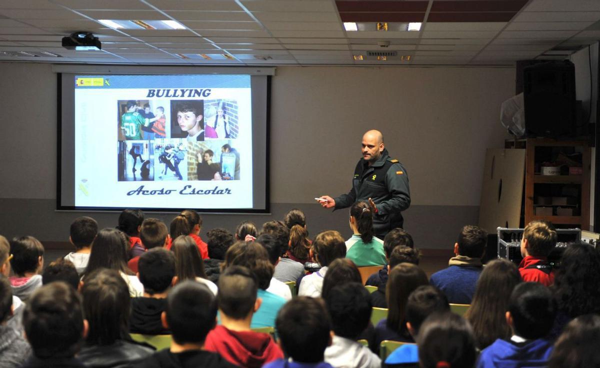Una charla sobre acoso escolar en un colegio.