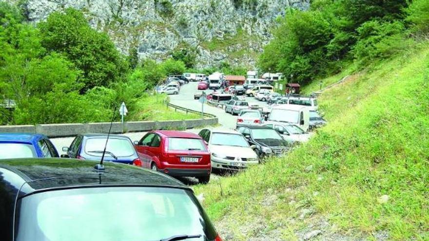 Alertan del &quot;problema crónico&quot; del aparcamiento en los Picos de Europa: &quot;El plan de transporte es un parche&quot;