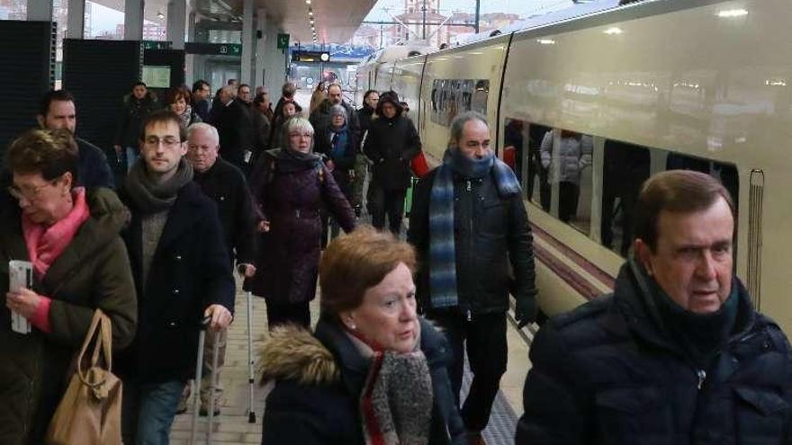 Viajeros del Alvia en la estación de Zamora.