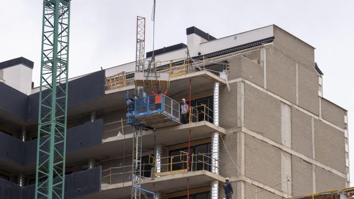 Imagen de archivo de varios obreros en un edificio de viviendas en construcción
