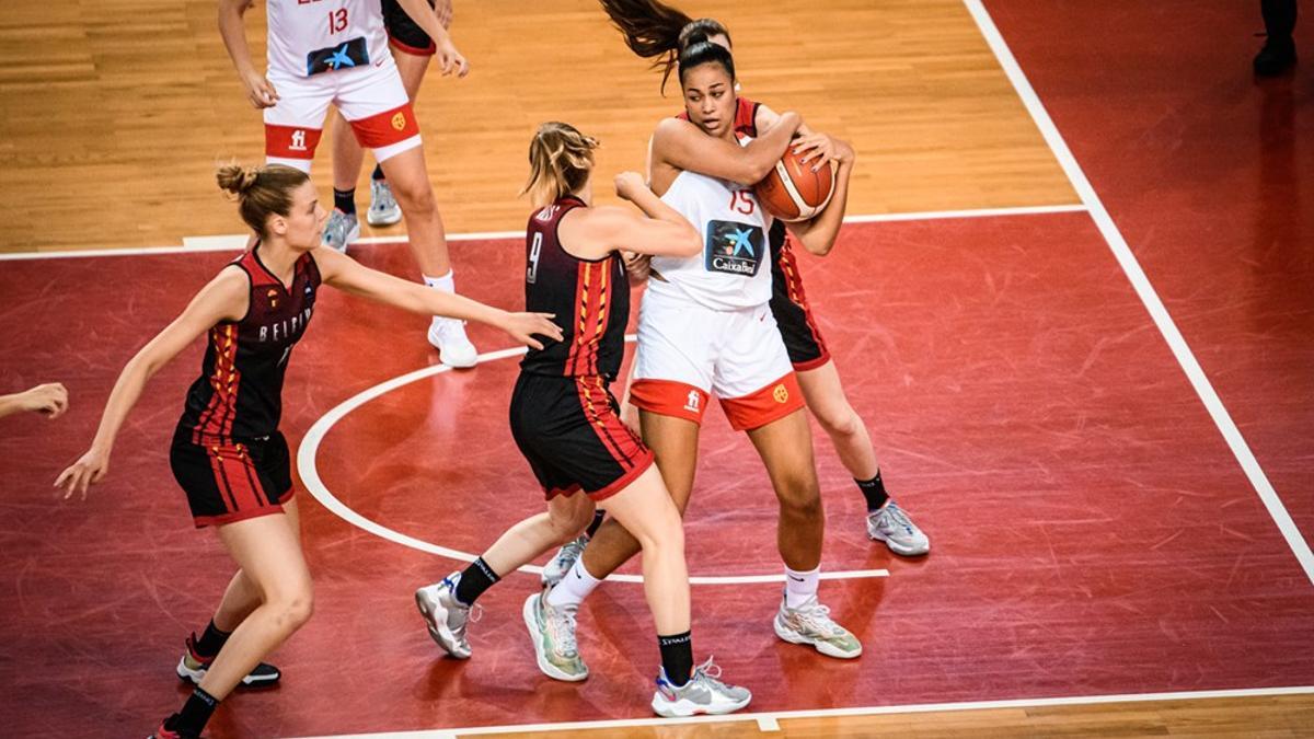 Noa Morro, jugadora del Valencia Basket con el 15 de la selección española U18F