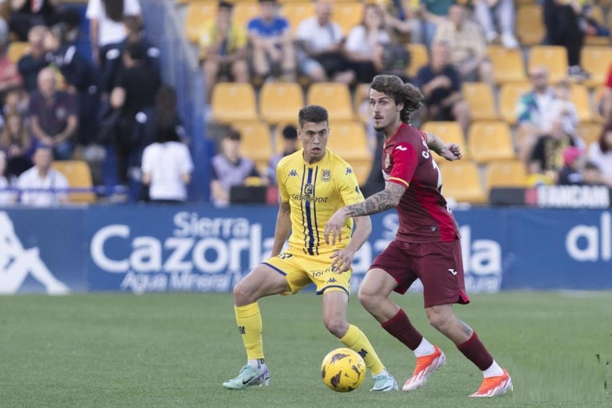 Carlos Romero hizo un buen partido jugado de segundo lateral, por delante de Tasende.