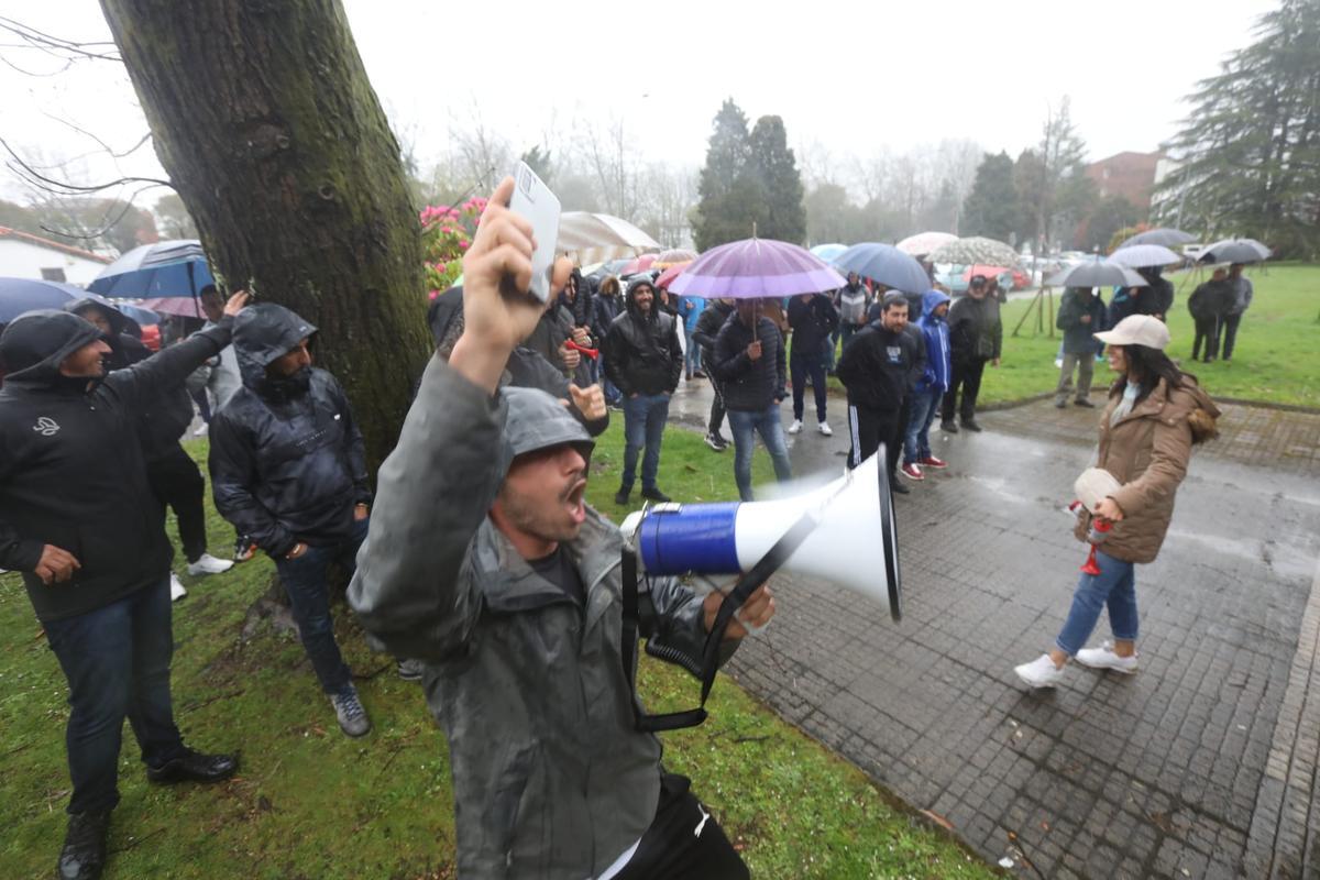 Los manifestantes ante San Caetano.