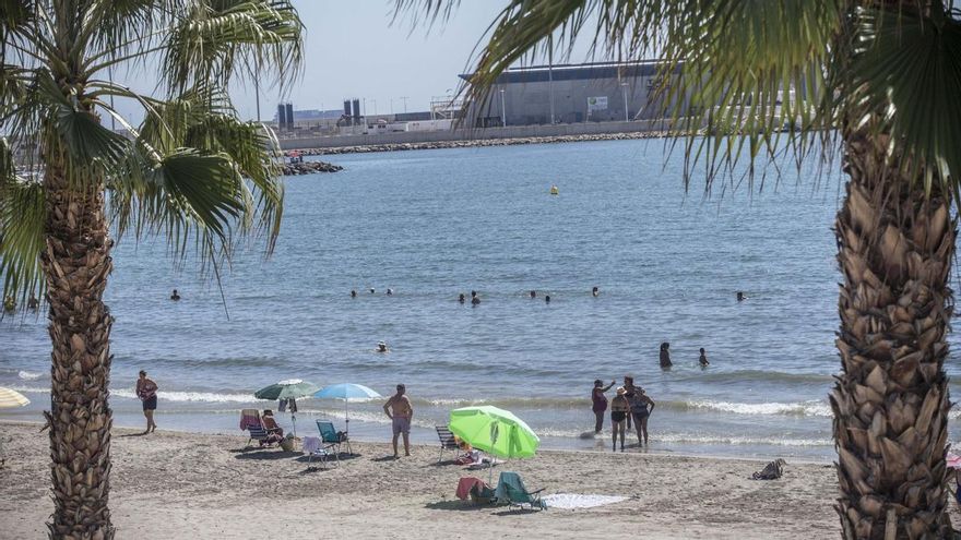 Salvan la vida a un joven en la playa de San Gabriel en Alicante