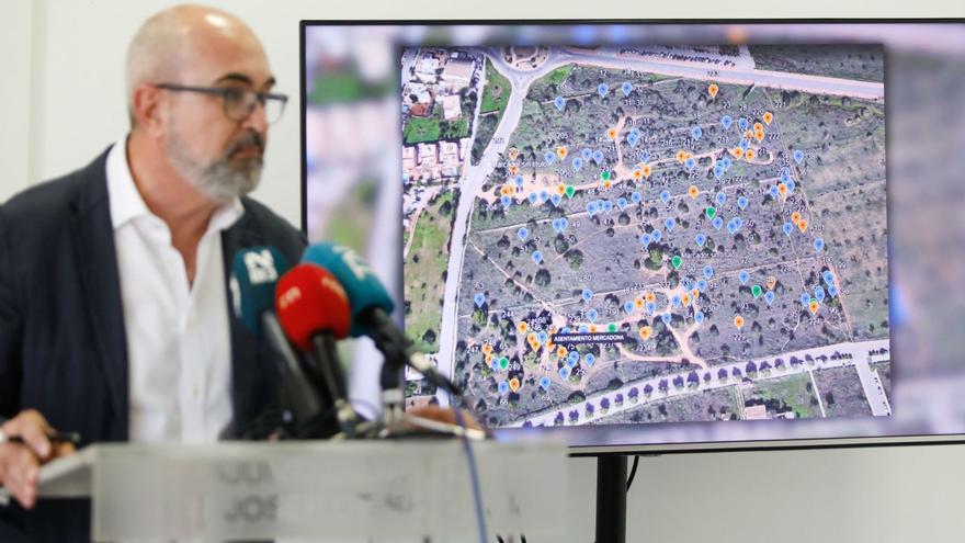 El alcalde de Sant Josep, Vicent Roig, enseña el mapa con las infraviviendas detectadas en el asentamiento.