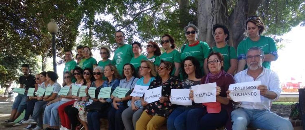 Representantes del colectivo en Alicante antes de acudir al Síndic.