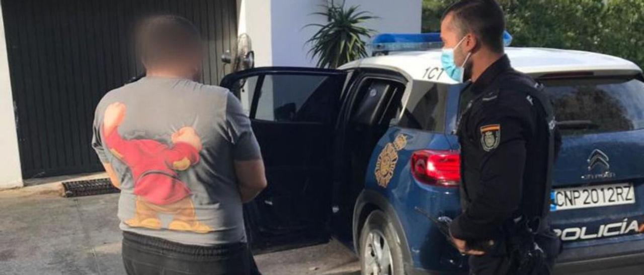 Imagen de la detención del narcotraficante y a la derecha, plantas halladas en su casa. | POLICÍA NACIONAL