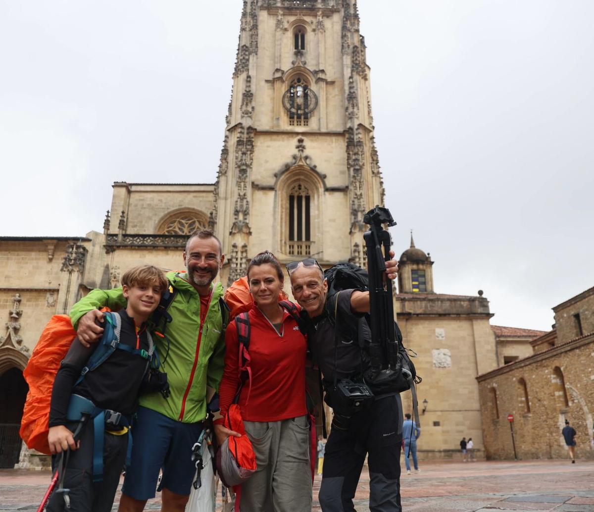 Un grupo de peregrinos, frente a la Catedral de Oviedo, ciudad en la que se inicia el Camino Primitivo. | mario canteli