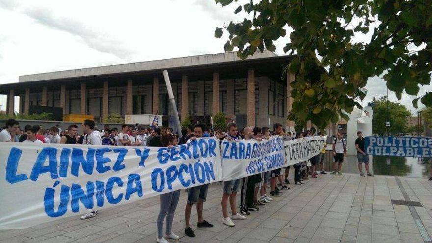 Doscientos aficionados se concentran ante las oficinas del Real Zaragoza