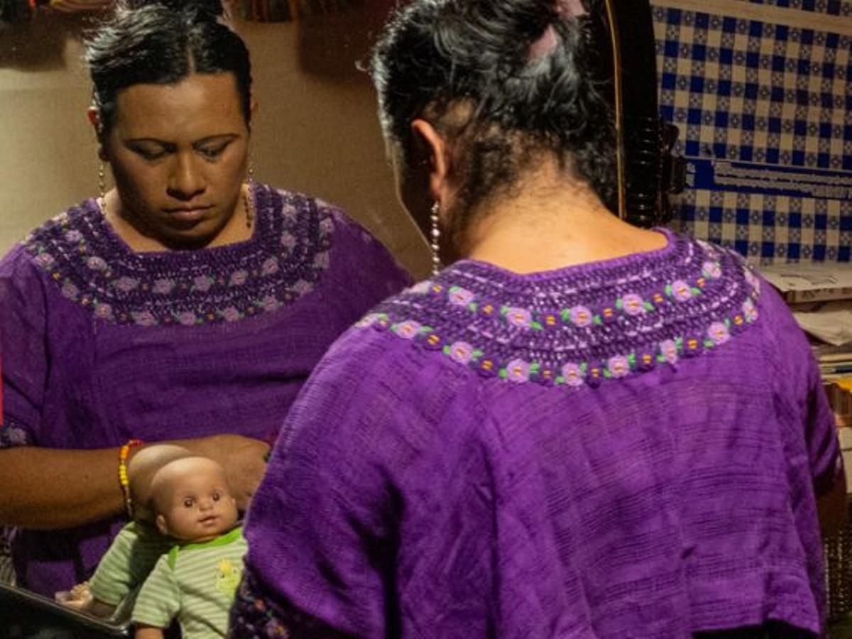 El proyecto explora las raíces históricas y actuales de la discriminación que enfrentan las mujeres trans indígenas en América.