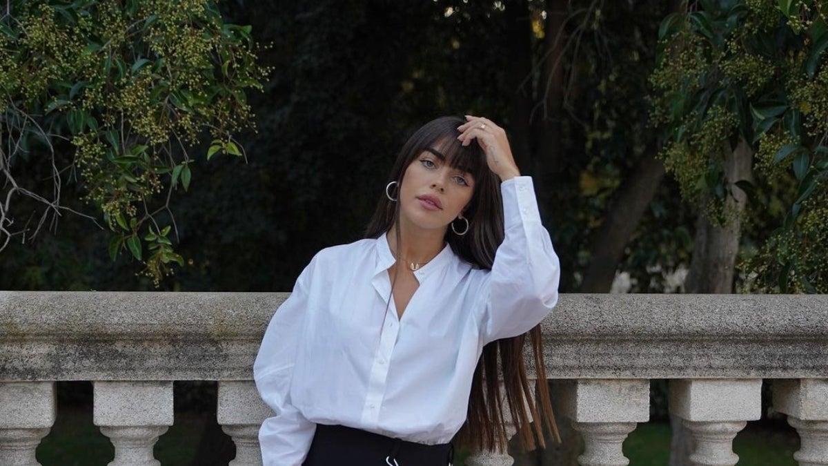 Violeta Mangriñán con un look con camisa blanca