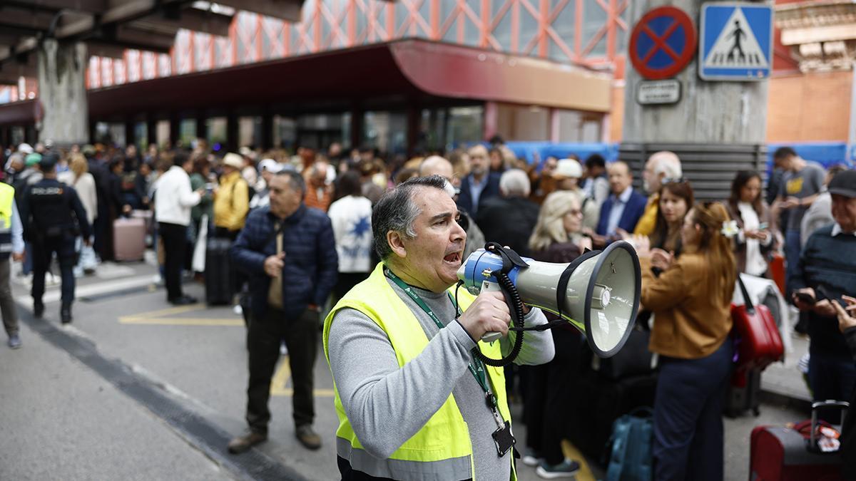 Colas y desconcierto en Atocha tras el robo de cable en la línea de alta velocidad Madrid-Andalucía Colas y desconcierto en Atocha tras el robo de cable en la línea de alta velocidad Madrid-Andalucía