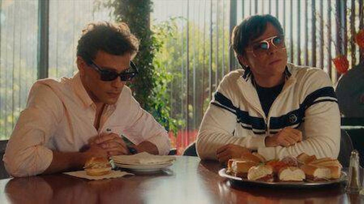 Fotograma de los hermanos Menendez interpretados por Alexander y Koch.