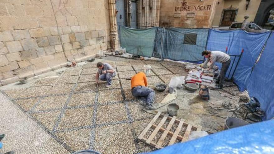 Operarios trabajaban ayer en la colocación de las piedras que cubren el pavimento de la Plaza de España de Callosa de Segura.