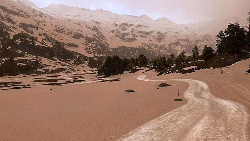 Lluvia de polvo del Sáhara tiñe de rojo gran parte de Aragón