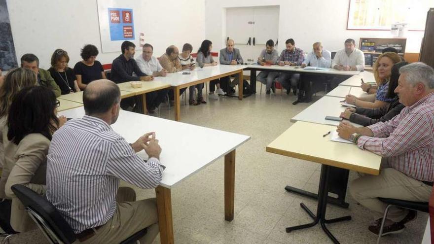 Reunión ayer de la ejecutiva provincial del PSOE de A Coruña en la sede del partido en Zalaeta.