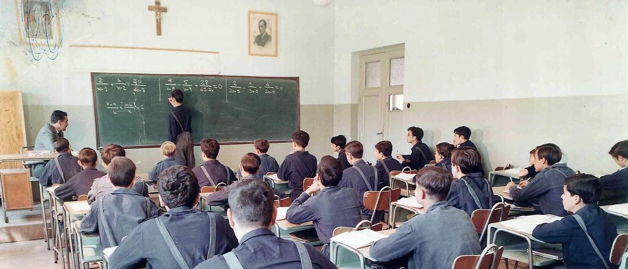 Clase de Matemáticas en la entonces Escuela Franco, en los años 70.