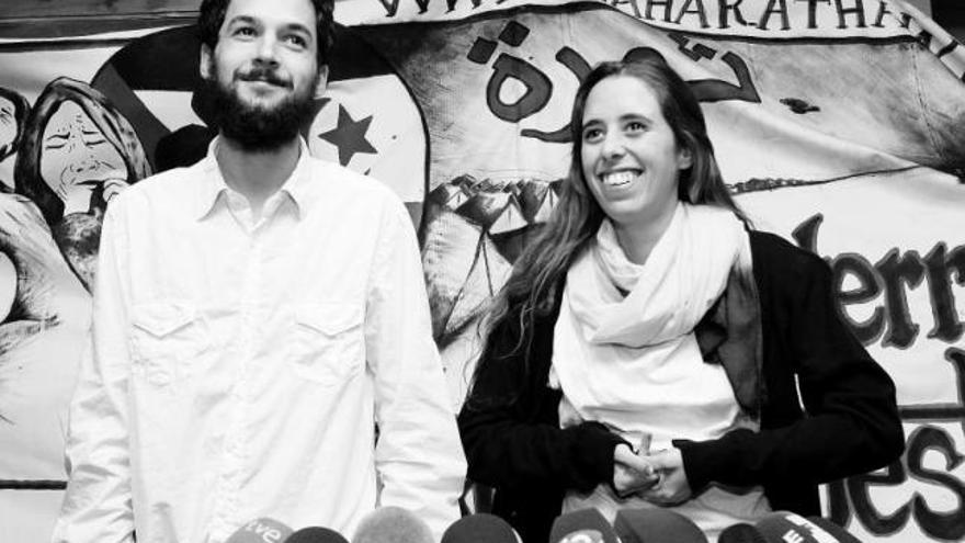 Los activistas Javier Sopeña y Silvia García, durante la rueda de prensa de ayer en Madrid tras regresar de El Aaiún.