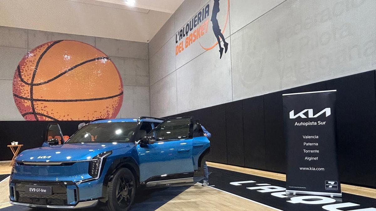 Kia Autopista Sur reunió a clientes y amigos en L'Alqueria del Basket para presentar el nuevo Kia EV9.