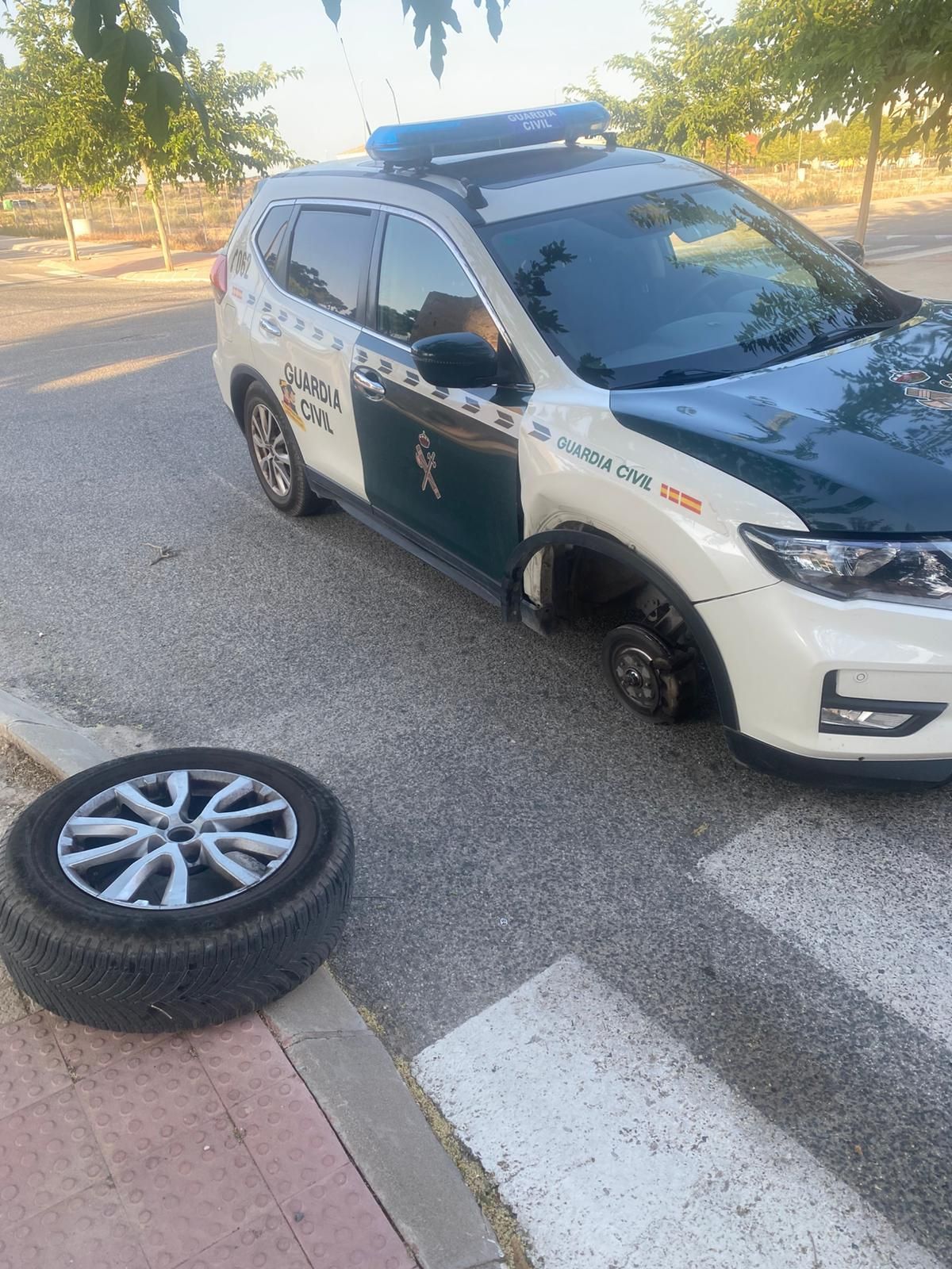 El vehículo de Novelda que al que se le ha salido una rueda dos veces por la misma avería.