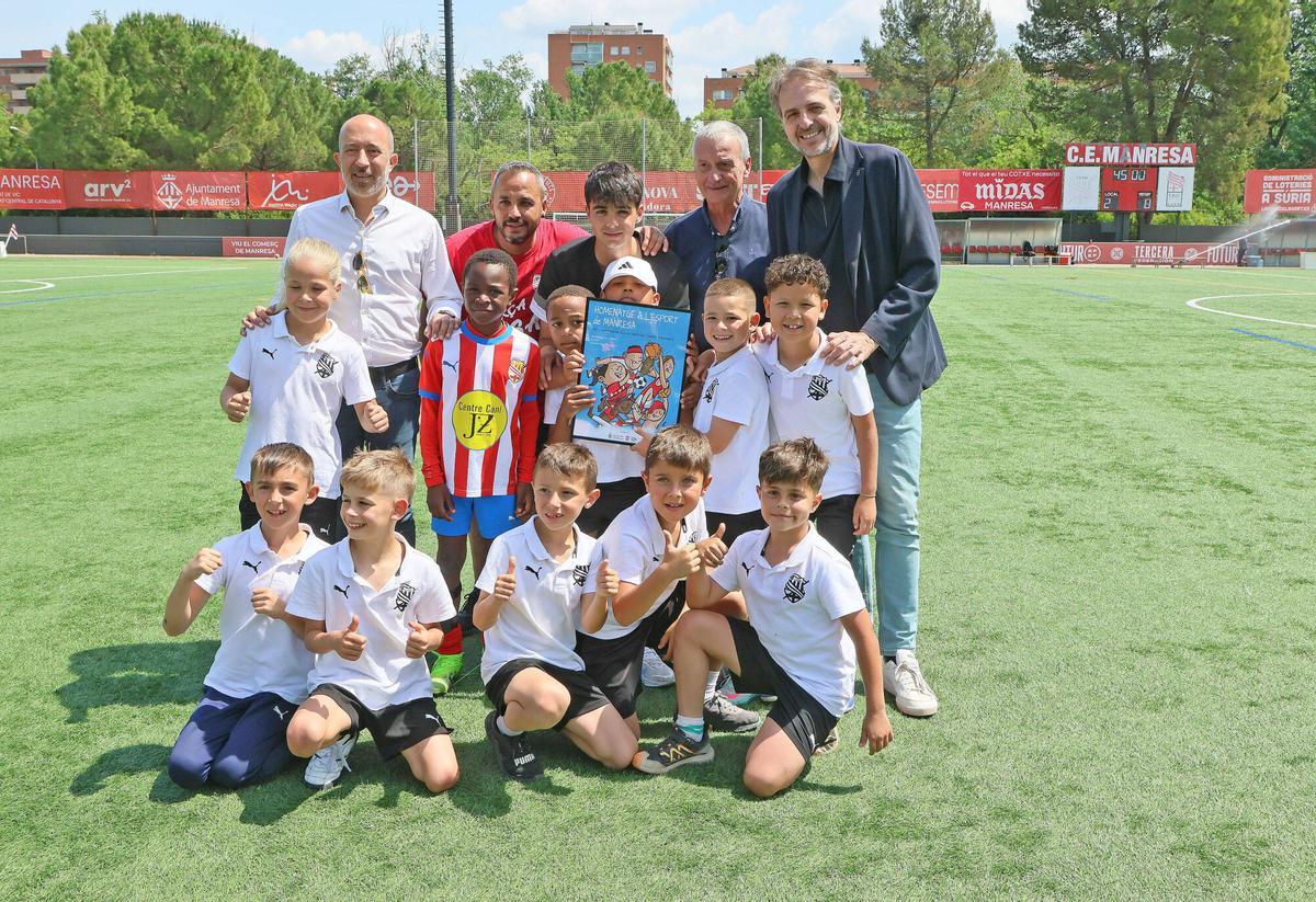 El Manresa guanya 4-1 contra el Badalona i amb la derrota del Cornellà ascendeix a Segona RFEF El Manresa guanya 4-1 contra el Badalona i amb la derrota del Cornellà ascendeix a Segona RFEF