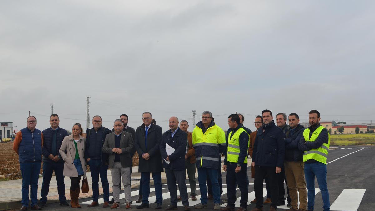 Autoridades y empresarios, en el acto de entrega de la obra.