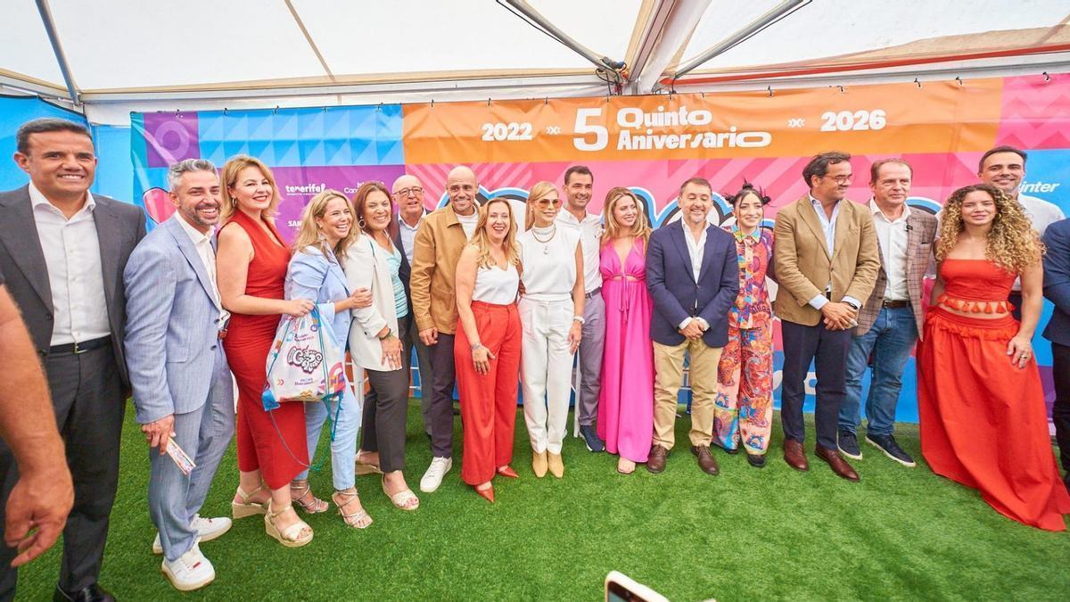 Foto de familia de la presentación del Tenerife Cook Music Fest con Olga Taño, Emily Estefan y autoridades de la isla.