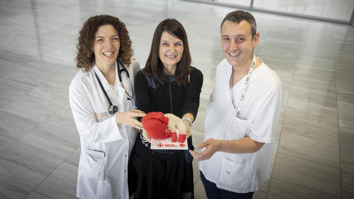 La paciente, Silvia Cabrera, entre los doctores Laura López y Manel Tauron.