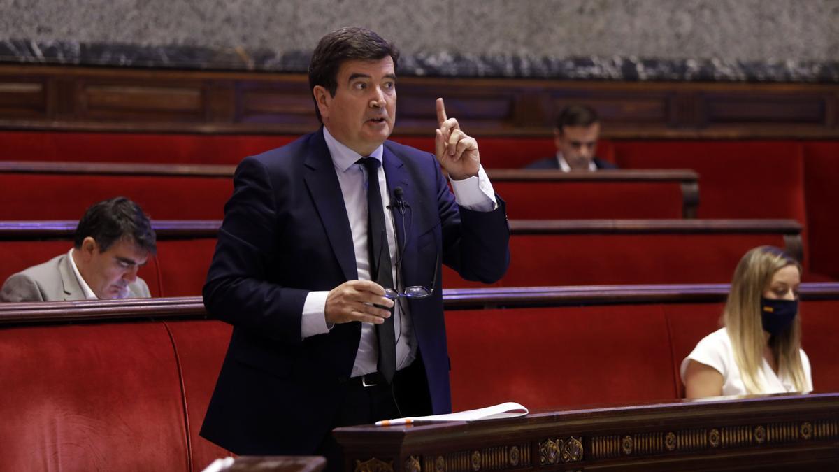 Fernando Giner interviene en un pleno del Ayuntamiento de València.