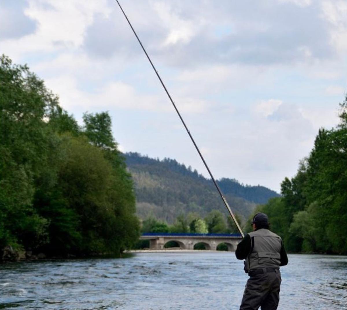 Pescador de salmón en un río de la cornisa cantábrica