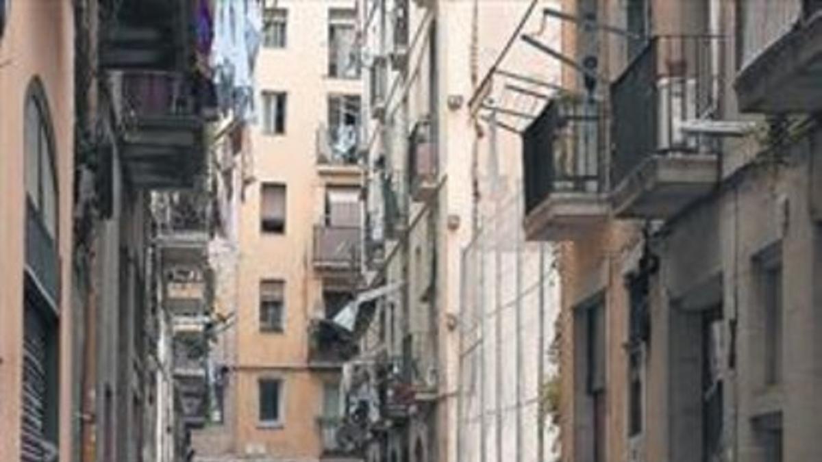 Una patrulla de los Mossos d'Esquadra en la calle Aurora, del Raval, donde sucedieron los hechos.