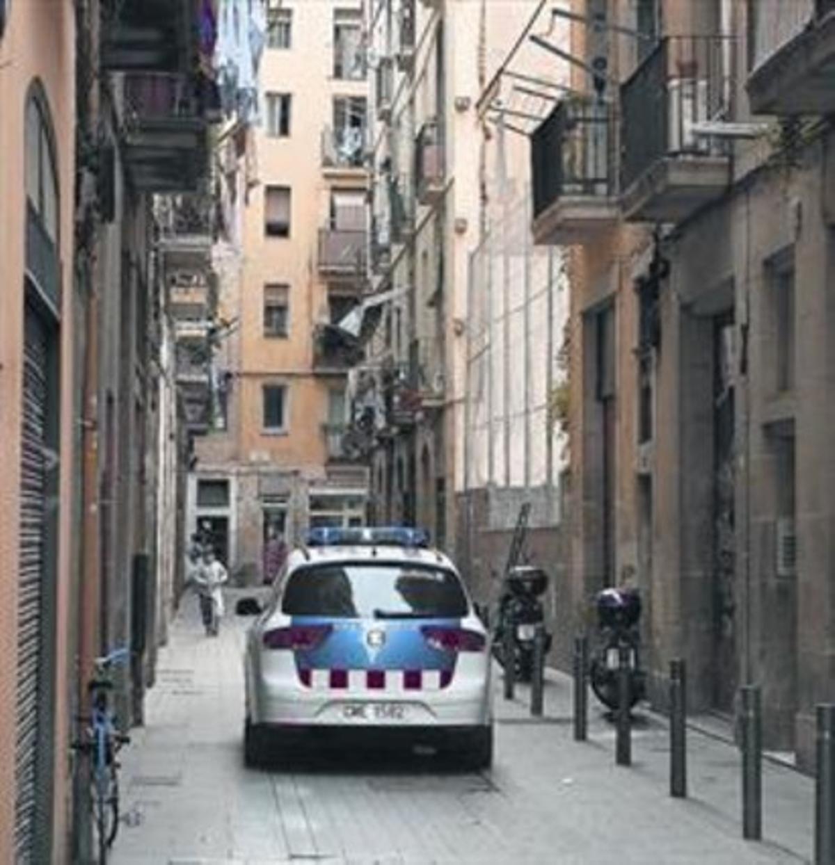 Una patrulla dels Mossos d’Esquadra al carrer de l’Aurora, del Raval, on van tenir lloc els fets. Una patrulla dels Mossos d’Esquadra al carrer de l’Aurora, del Raval, on van tenir lloc els fets.