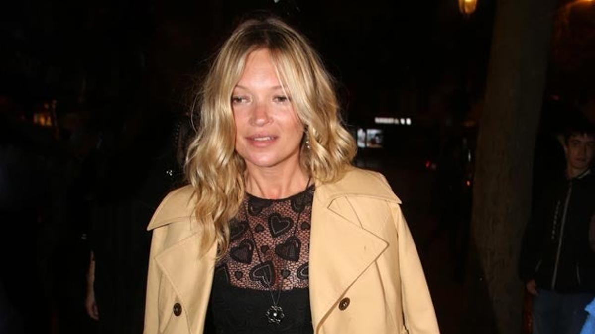 Kate Moss llega a la fiesta de Miu Miu celebrada en París.