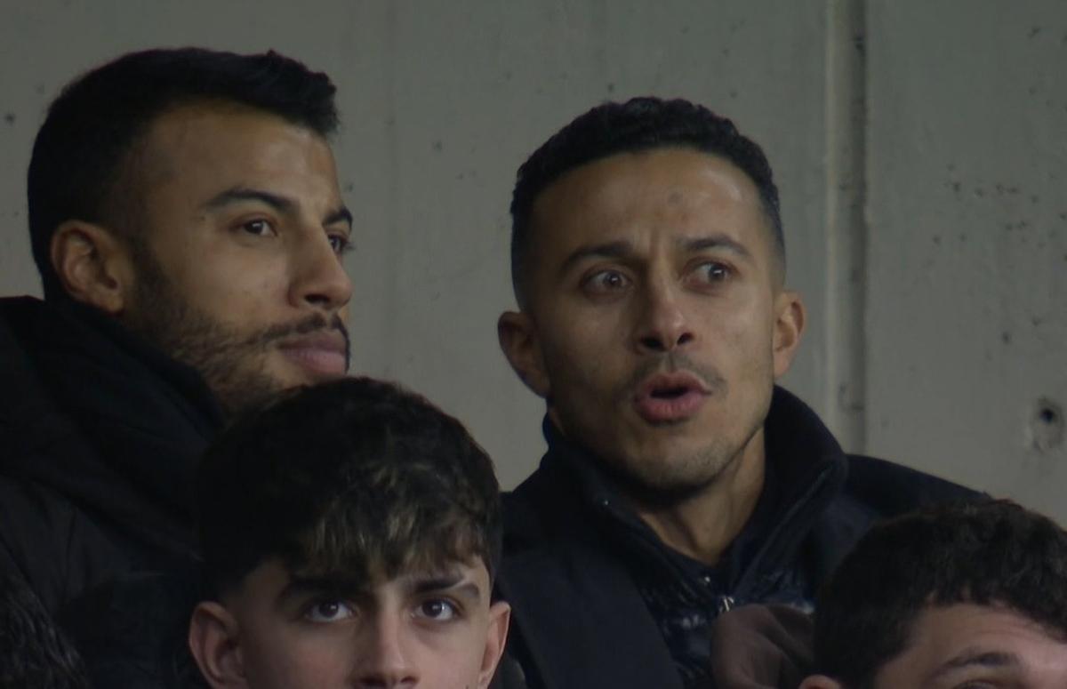 Thiago y Rafinha, en la grada durante el Barça - Atlético