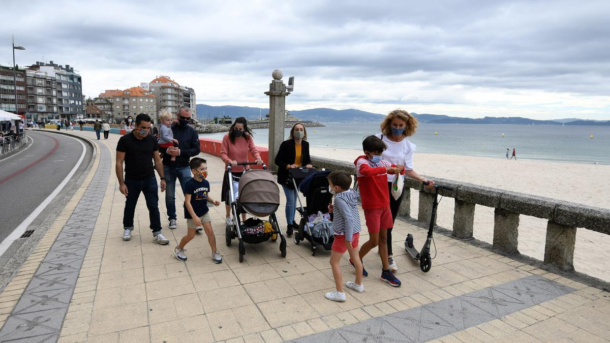 Familia de turistas que pasaron el puente del Pilar en Sanxenxo.