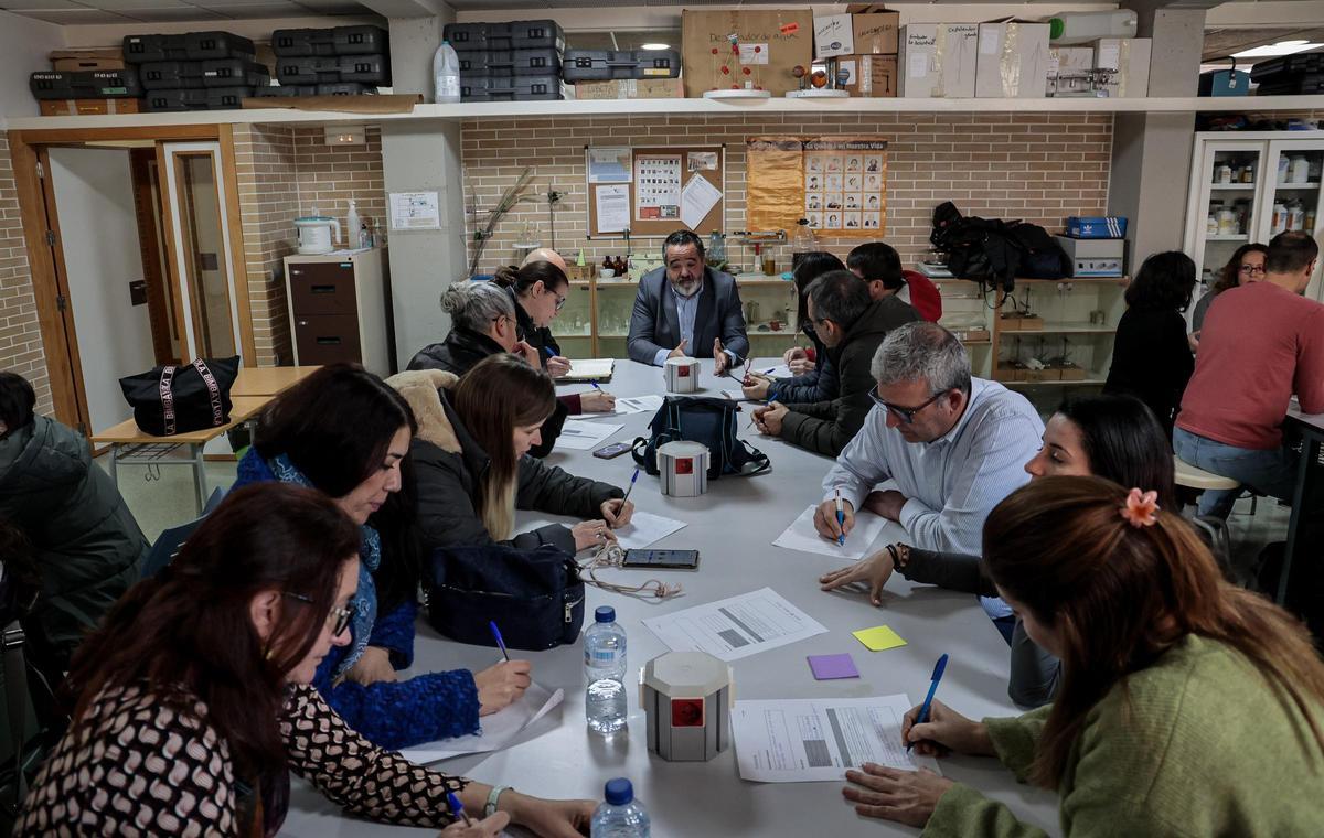 Docentes de FP y empresarios, reunidos el lunes en el IES Doctor Balmis, en unas jornadas de innovación