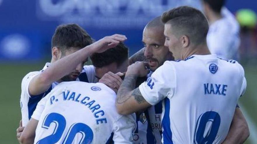 Los jugadores de la Ponferradina celebra un gol ante el Almería.