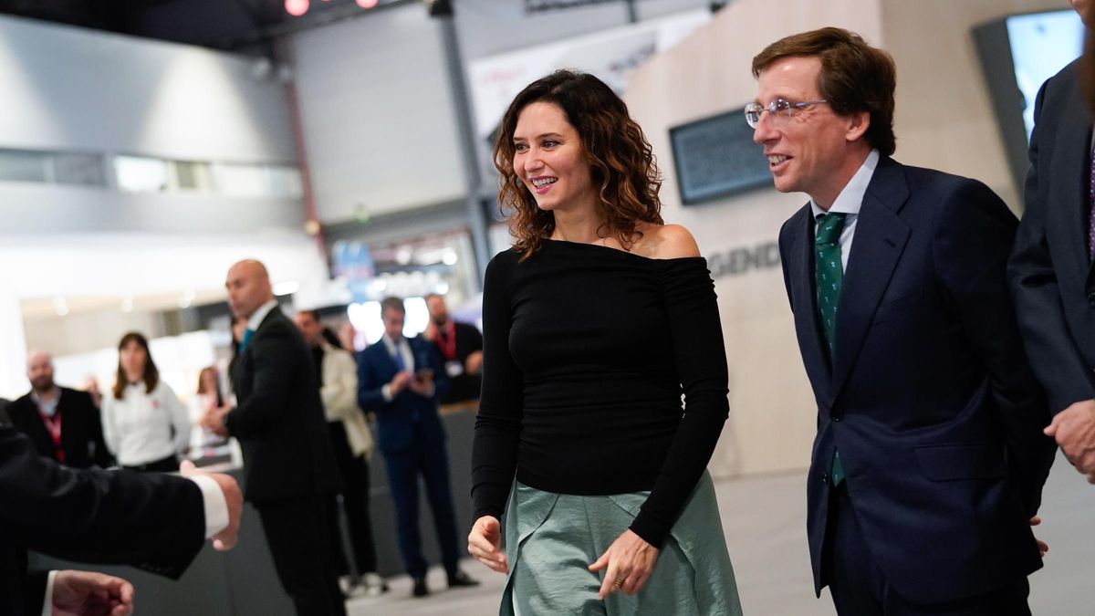 Isabel Díaz Ayuso junto a José Luis Martínez Almeida en la inauguración de Fitur.