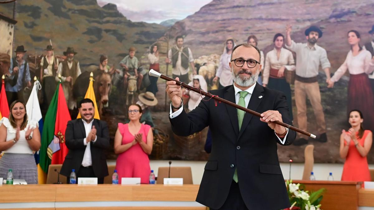 Francisco García, sostiene el bastón de mando del Ayuntamiento de Santa Lucía de Tirajana, tras ser proclamado regidor en 2023.