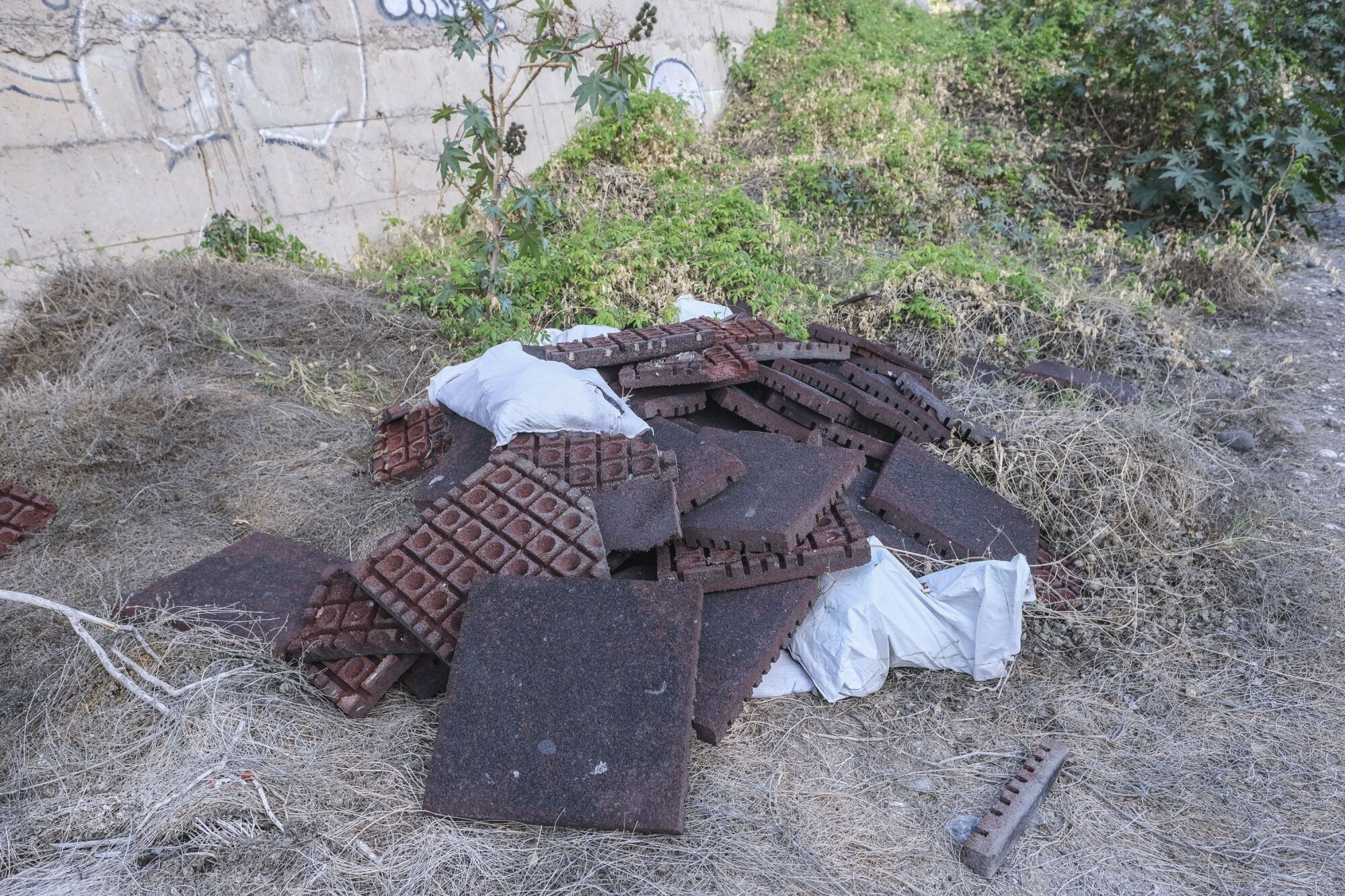 Basuras y escombros en el Guiniguada