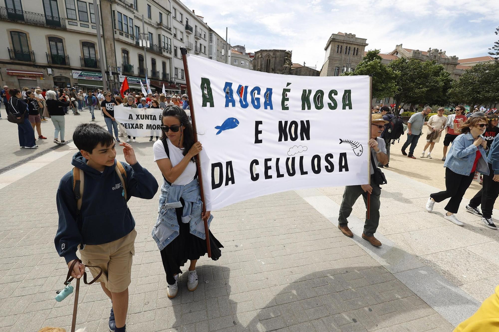 Miles de gallegos marchan de Pontevedra hasta Lourizán en protesta por las celulosas de Ence y Altri