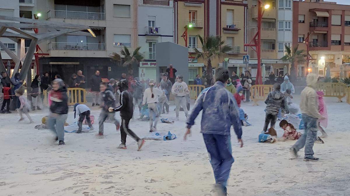Los más pequeños de Vinaròs gozaron con la batalla de la harina, recuperada por el Carnaval el pasado año