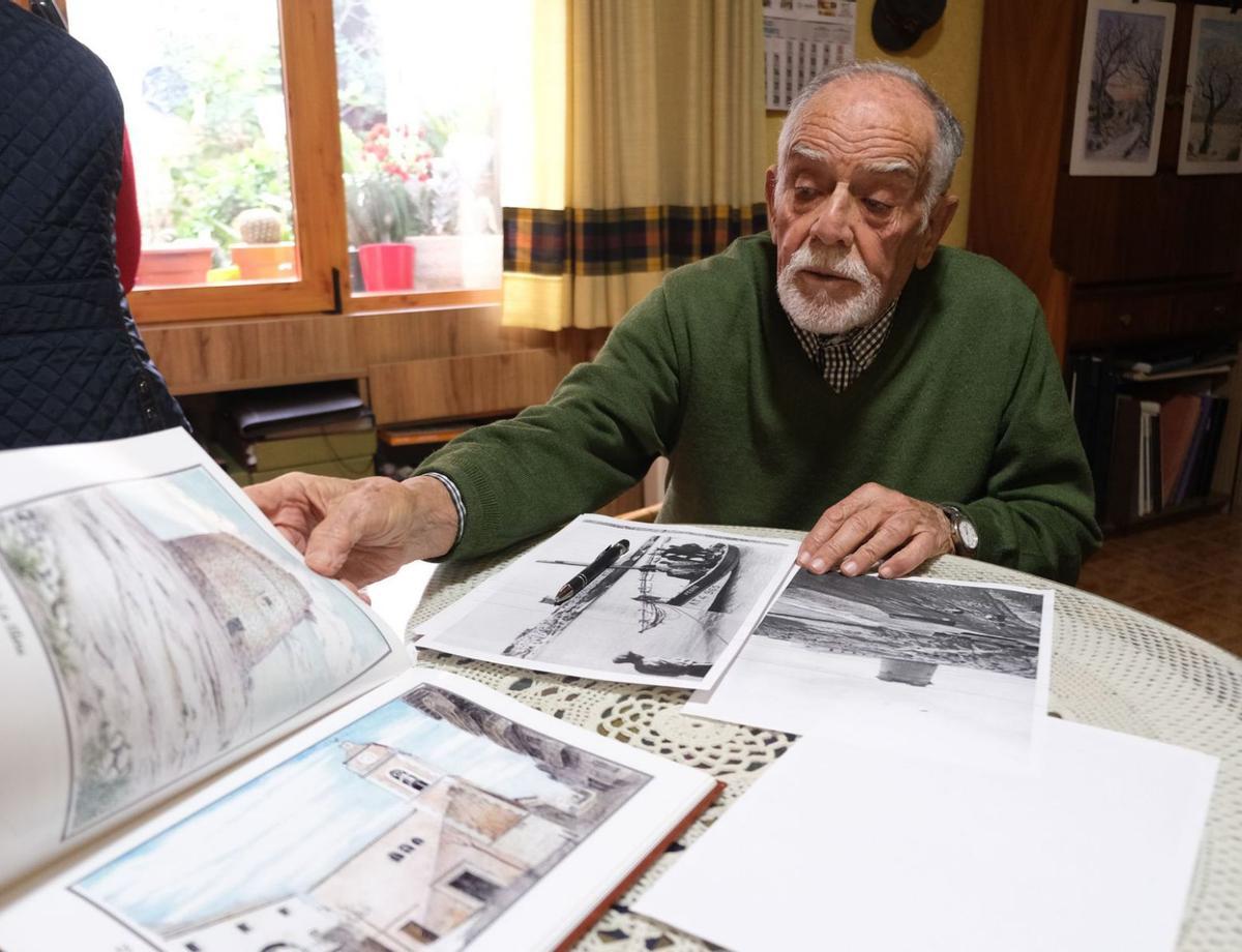 Vicente posee numerosos libros con sus dibujos hechos a mano con bolígrafo.