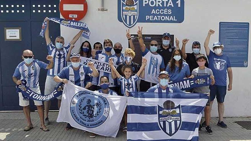 Los aficionados del Atlético Baleares posaron ayer con sus banderas, bufandas y camisetas en Son Malferit a la espera del trascendetal partido de esta noche.